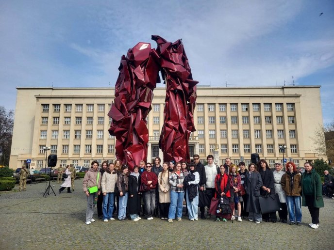 Інсталяція стала збиральним образом війни / фото: Департамент культури Закарпатської ОДА