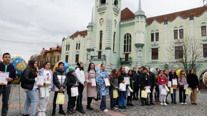 У центрі Мукачева проводять виставку макетів великих писанок – 02