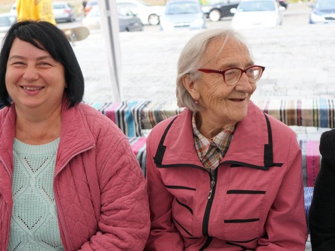Салон краси просто неба: в Ужгороді зробили подарунок для людей похилого віку – 22 Салон краси просто неба: в Ужгороді зробили подарунок для людей похилого віку – 22