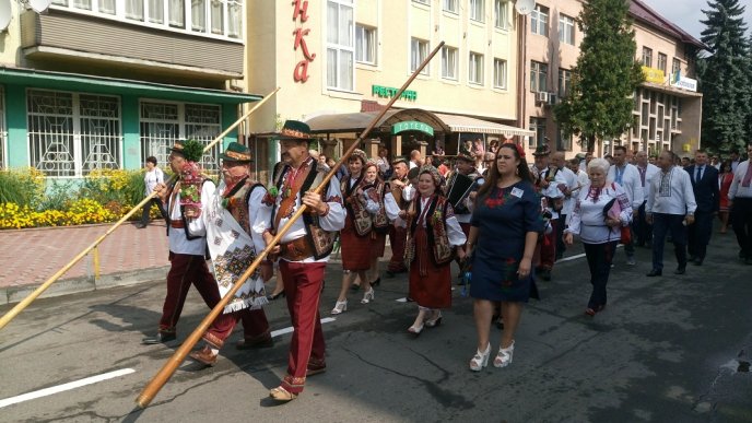 Як на фестивалі "Гуцульська бриндзя" гуляли та жартівливо білизну навиворіт одягали на "файну погоду" – 17 Як на фестивалі "Гуцульська бриндзя" гуляли та жартівливо білизну навиворіт одягали на "файну погоду" – 17
