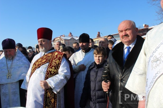 Владика Феодор освятив у Мукачеві воду в річці Латориця – 14
