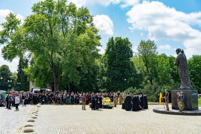 Залишилися дружина і троє дітей: на Закарпатті поховали Героя – 06