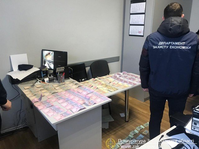 У Мукачеві працівника поліції затримали під час отримання хабара – 02