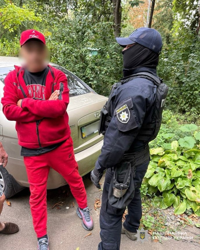 Поліцейські показали, як затримували наркоторговця – 02 Фото — Відділ комунікації поліції Закарпатської області