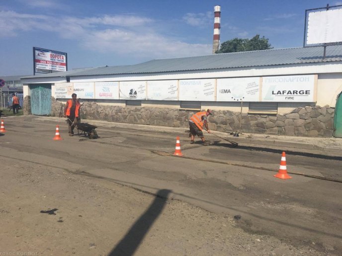 Через ремонт дороги біля ринку Краснодонців в Ужгороді утворилися величезні затори – 05