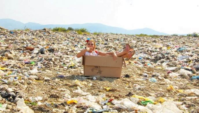 На сміттєзвалищі поблизу Хуста дівчата влаштували фотосесію – 05