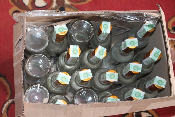 Неподалік Ужгорода поліцейські викрили підпільний цех з розливу фальсифікованого алкоголю – 04