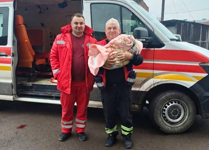 Медики приймали пологи вдома