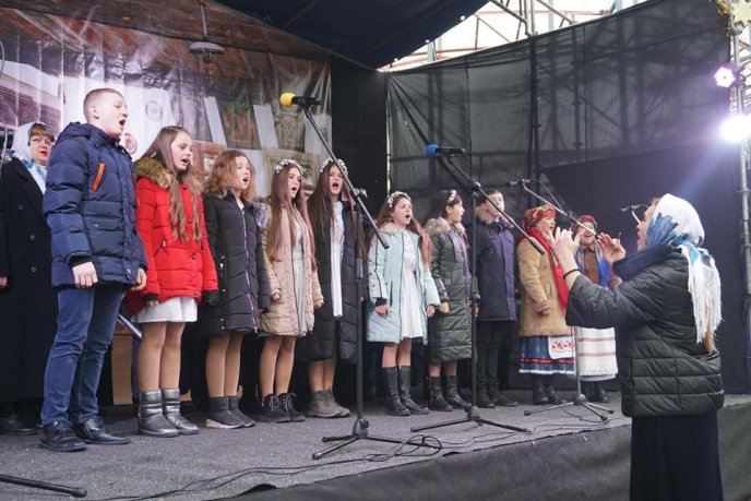 Мукачево приєдналося до Всеукраїнського різдвяного флешмобу – 01