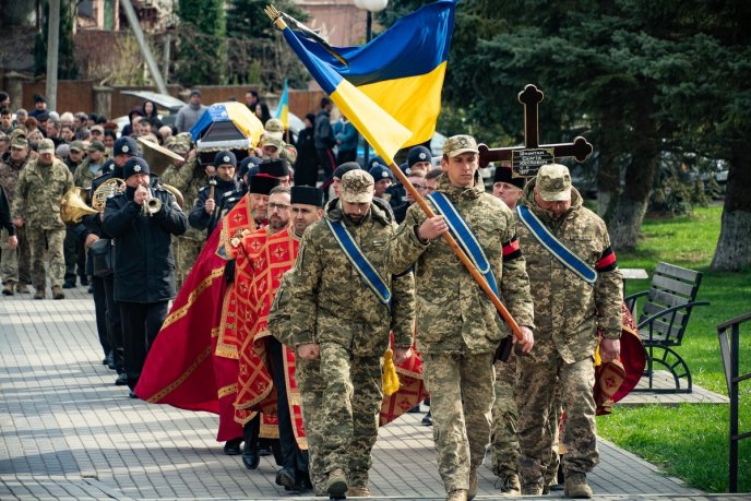Ужгородці навколішках проводжали в останню путь Героя, який загинув у серпні 2023 року – 06