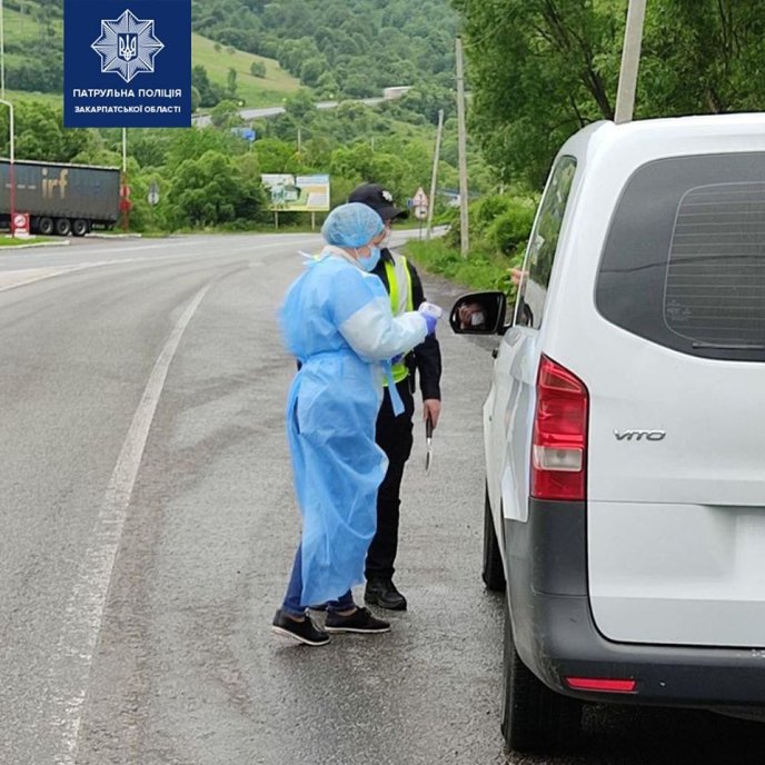 На в’їзді у Закарпаття чергують медики та патрульна поліція – 01