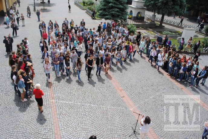 Молодь Мукачева влаштувала флешмоб "Місто читає" (ФОТО) – 06