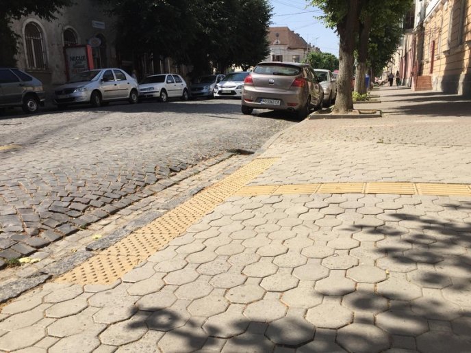 У Мукачеві облаштовують переходи для людей з обмеженими можливостями – 04 У Мукачеві облаштовують переходи для людей з обмеженими можливостями – 04