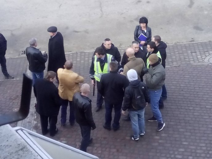 Молоді люди заблокували вхід у готель, де мав відбутись Регіональний Форум. Захід зірвано – 01 Молоді люди заблокували вхід у готель, де мав відбутись Регіональний Форум. Захід зірвано – 01