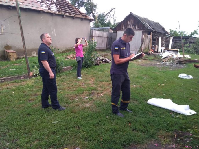 Рятувальники ліквідовують наслідки негоди – 04