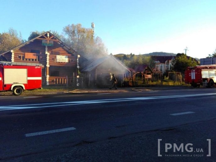 На виїзді з Мукачева горять дерев’яні будиночки – 02 На виїзді з Мукачева горять дерев’яні будиночки – 02