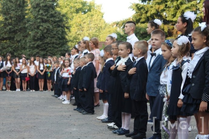 НВК "Гармонія" урочисто відзначила свято Першого вересня лінійкою у вишиванках – 27