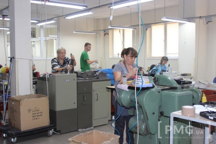 Закарпатки виготовляють сумки, які можна побачити у магазинах усіх країн світу – 13