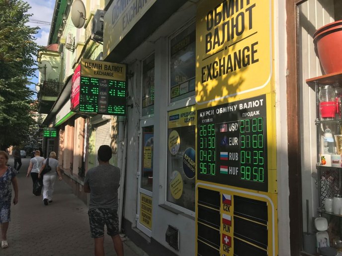 На Закарпатті стрімко дорожчає долар – 01