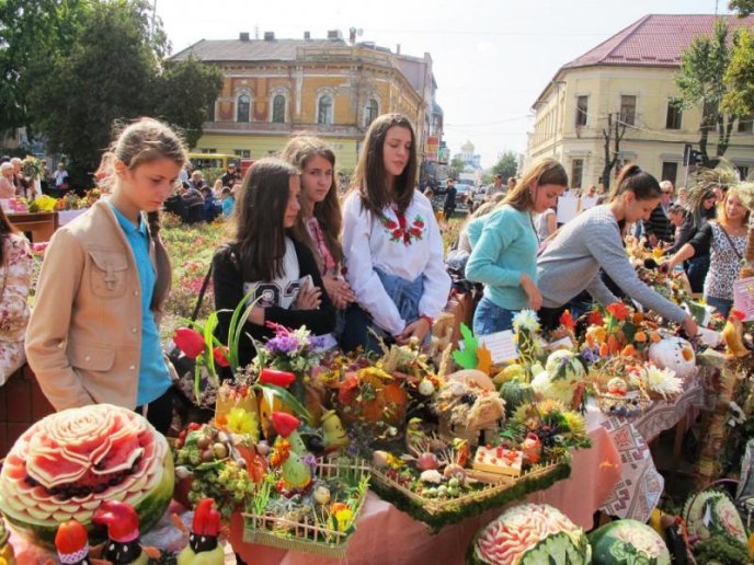 У центрі Ужгорода проходить креативна виставка осінніх дарів "СмачноФест" – 04