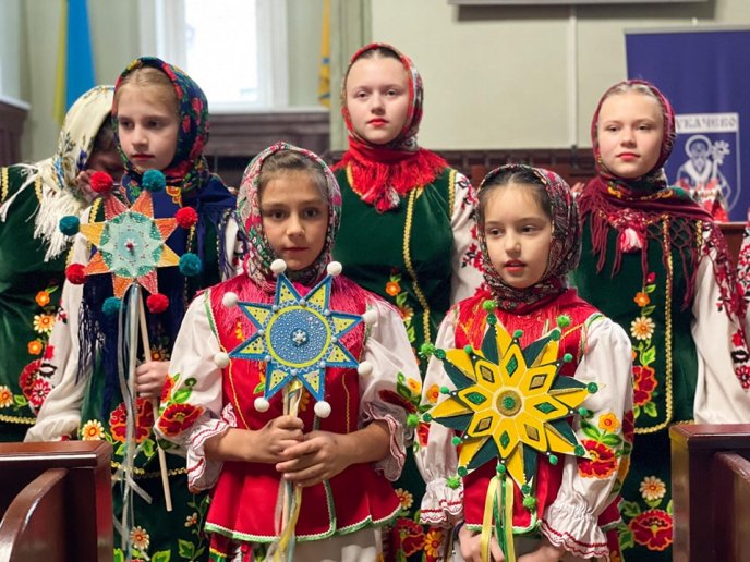 В Мукачівській міськраді лунали різдвяні колядки у виконанні дітей – 05