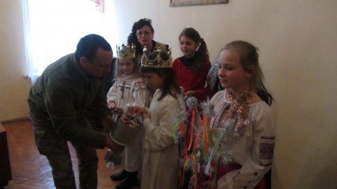 До бійців 128-ої бригади завітали колядники – 06 До бійців 128-ої бригади завітали колядники – 06