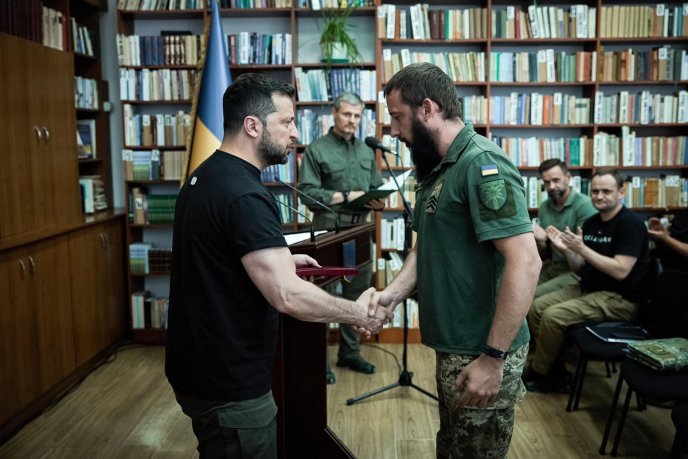 Володимир Зеленський на Закарпатті вручив військовим державні нагороди – 02 Володимир Зеленський на Закарпатті вручив військовим державні нагороди – 02