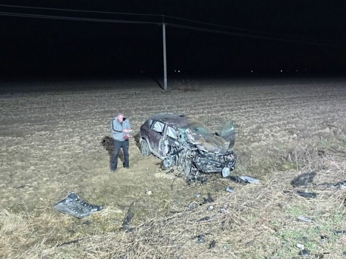 Одного з пасажирів вирізали з потрощеної машини: подробиці вечірньої ДТП на Мукачівщині – 03 Одного з пасажирів вирізали з потрощеної машини: подробиці вечірньої ДТП на Мукачівщині – 03