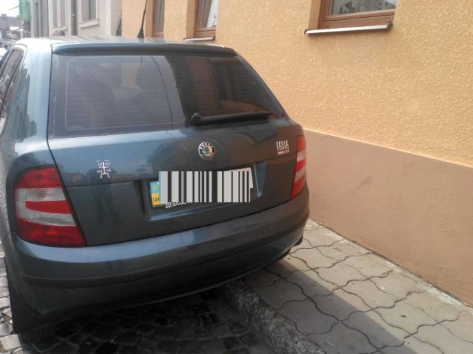 На кількох вулицях Мукачева поліція оштрафувала водіїв, які припаркували свої автомобілі на тротуарі – 02