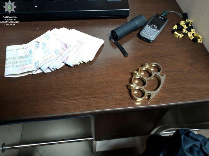 У Мукачеві патрульні навідалися у заклад національної лотереї. Знайшли чимало цікавого – 01