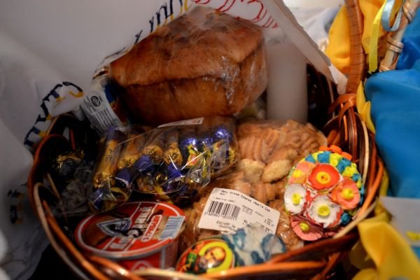 Волонтери Тячівщини провели акцію "Приготуймо великодній кошик для солдата" (ФОТО) – 06