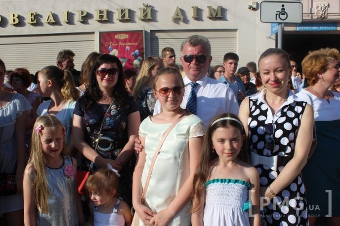 Свято випускників у Мукачеві: вальс, усмішки та селфі – 21 Свято випускників у Мукачеві: вальс, усмішки та селфі – 21