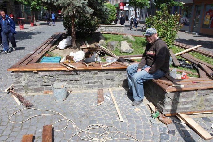 У центрі Мукачева комунальники оновлюють лавки – 06