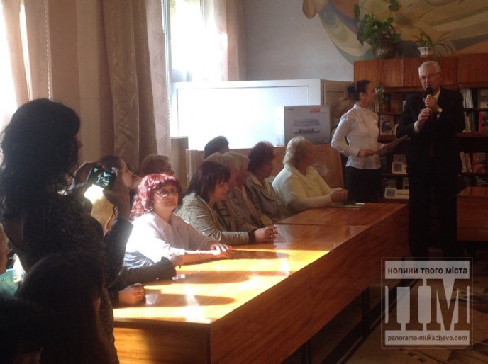 Мукачівських бібліотекарів у їх професійне свято вітали мер міста разом із заступником (ФОТО) – 05 Мукачівських бібліотекарів у їх професійне свято вітали мер міста разом із заступником (ФОТО) – 05