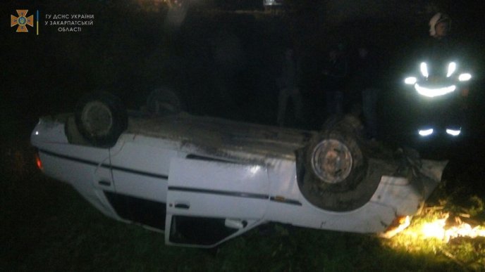 На Закарпатті сталась ДТП: рятувальники витягали водія з понівеченого автомобіля – 01