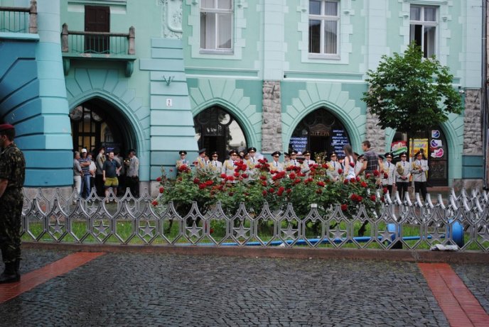 Заради головнокомандувача Збройних Сил України ДАІ перекрило пару вулиць в центрі Мукачева (ФОТО) – 02 Заради головнокомандувача Збройних Сил України ДАІ перекрило пару вулиць в центрі Мукачева (ФОТО) – 02