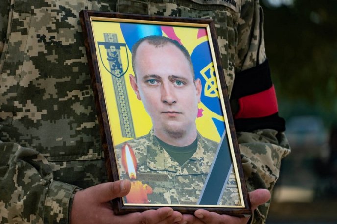 На Закарпатті поховали чоловіка, який добровольцем пішов на війну – 02 На Закарпатті поховали чоловіка, який добровольцем пішов на війну – 02