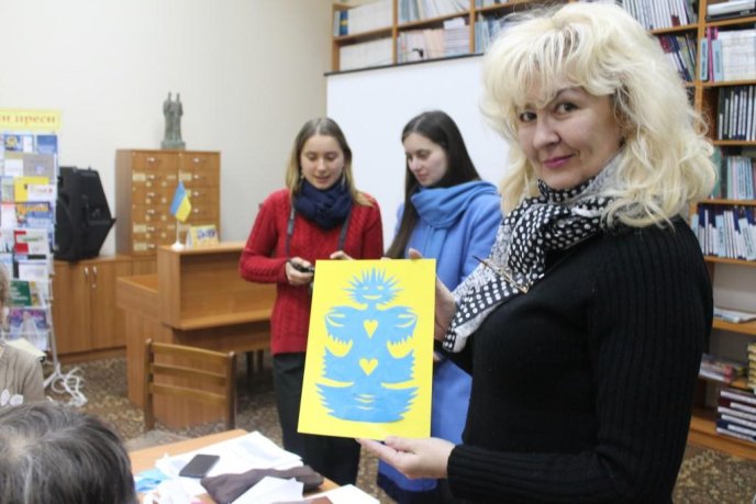 В обласній бібліотеці понад півсотні ужгородців навчались мистецтву витинанки – 17