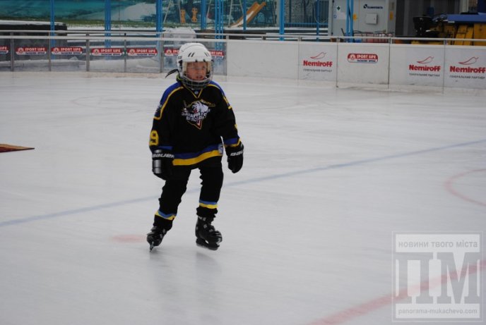 У Мукачеві урочисто відкрили льодову ковзанку (ФОТОРЕПОРТАЖ) – 02