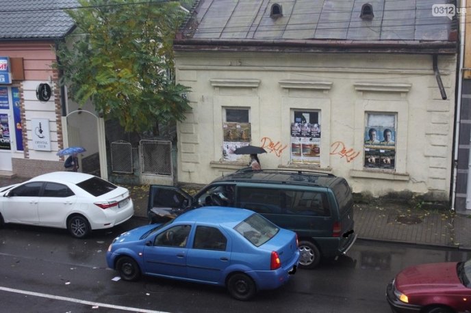 В Ужгороді легковик врізався у мікроавтобус – 02 В Ужгороді легковик врізався у мікроавтобус – 02