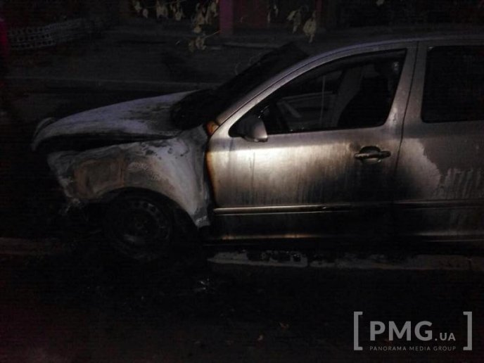 Вночі у мікрорайоні Росвигово у Мукачеві горіла "Шкода" – 01