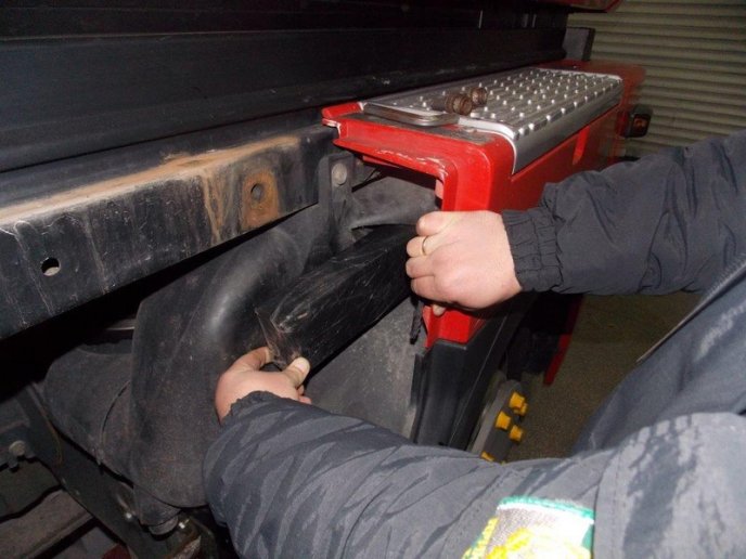 Митники виявили півтисячі пачок сигарет, приховані у вантажівці – 02