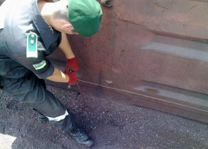 На українсько-словацькому кордоні службовий собака виявив контрабандний тютюн – 05