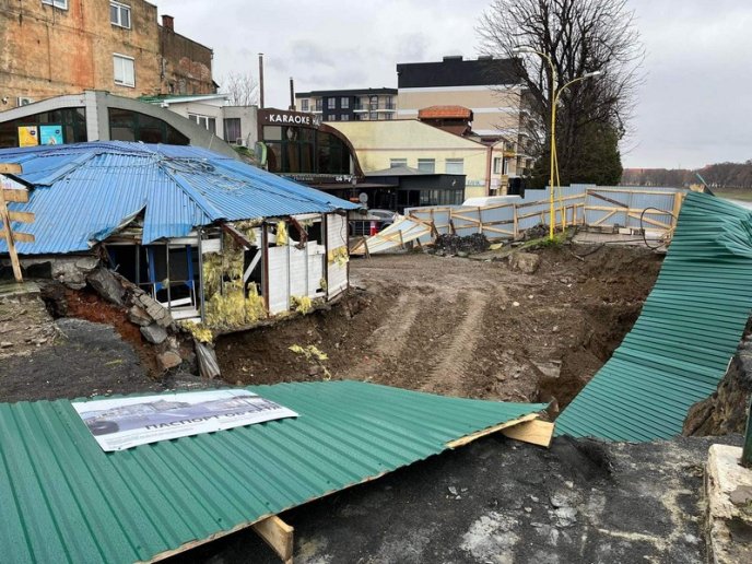 Сильний вітер накоїв лиха у центрі Ужгорода – 01 Сильний вітер накоїв лиха у центрі Ужгорода – 01