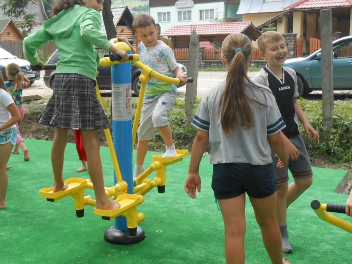 У столиці Гуцульської республіки відкрили спортмайданчик із більше десятком різних тренажерів – 06