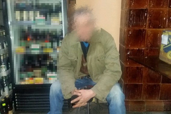 Вночі чоловік пограбував магазин: взяв гроші і солодощі – 02