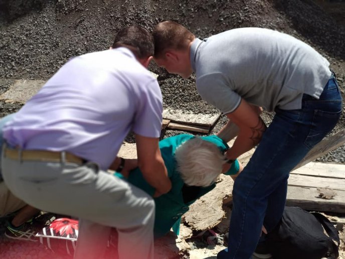 В Ужгороді на площі Петефі літня жінка впала у відкритий люк, – ЗМІ – 02