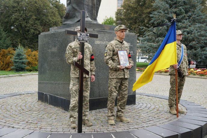 У чоловіка залишилися дружина і троє синів: в обласному центрі поховали захисника – 05