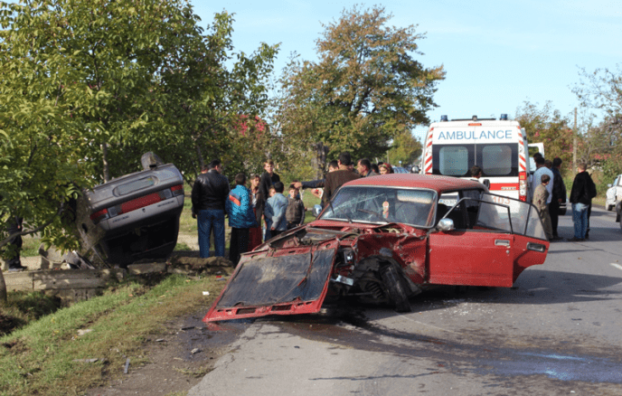 Серйозна ДТП на околиці Виноградова: одна автівка догори колесами, водіїв забрала швидка – 03