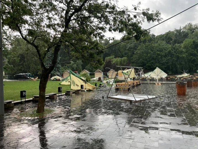 Затоплені вулиці, потрощені авто, зірвані дахи: Львів накрила потужна буря – 02